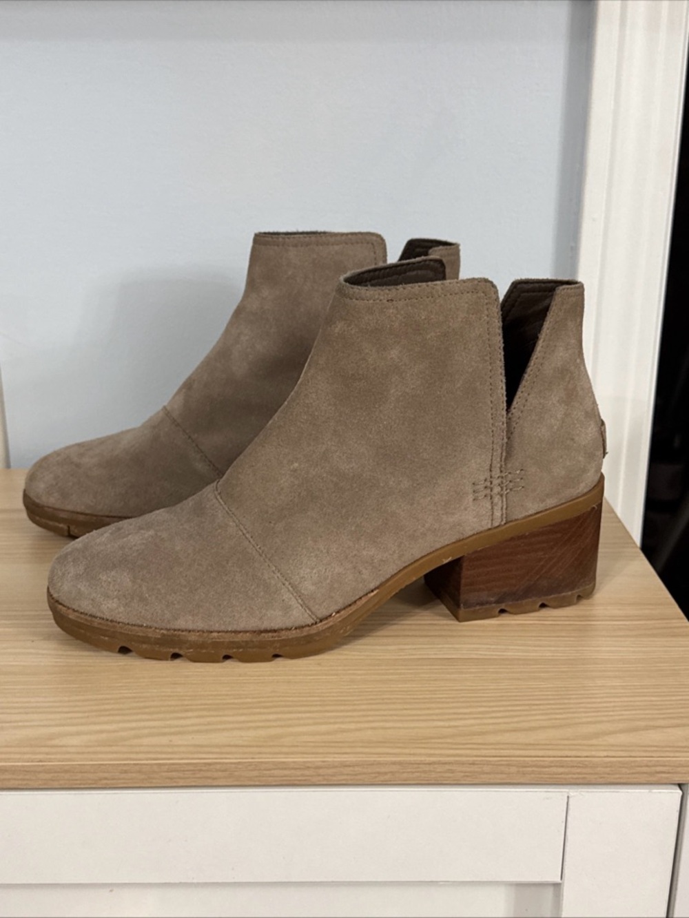 Sorel Women's Cate Cut-Out Waterproof Suede Leather Ankle Boot 9.5 Taupe Chelsea